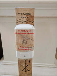Weihwasserspender für Kreuzzeichen